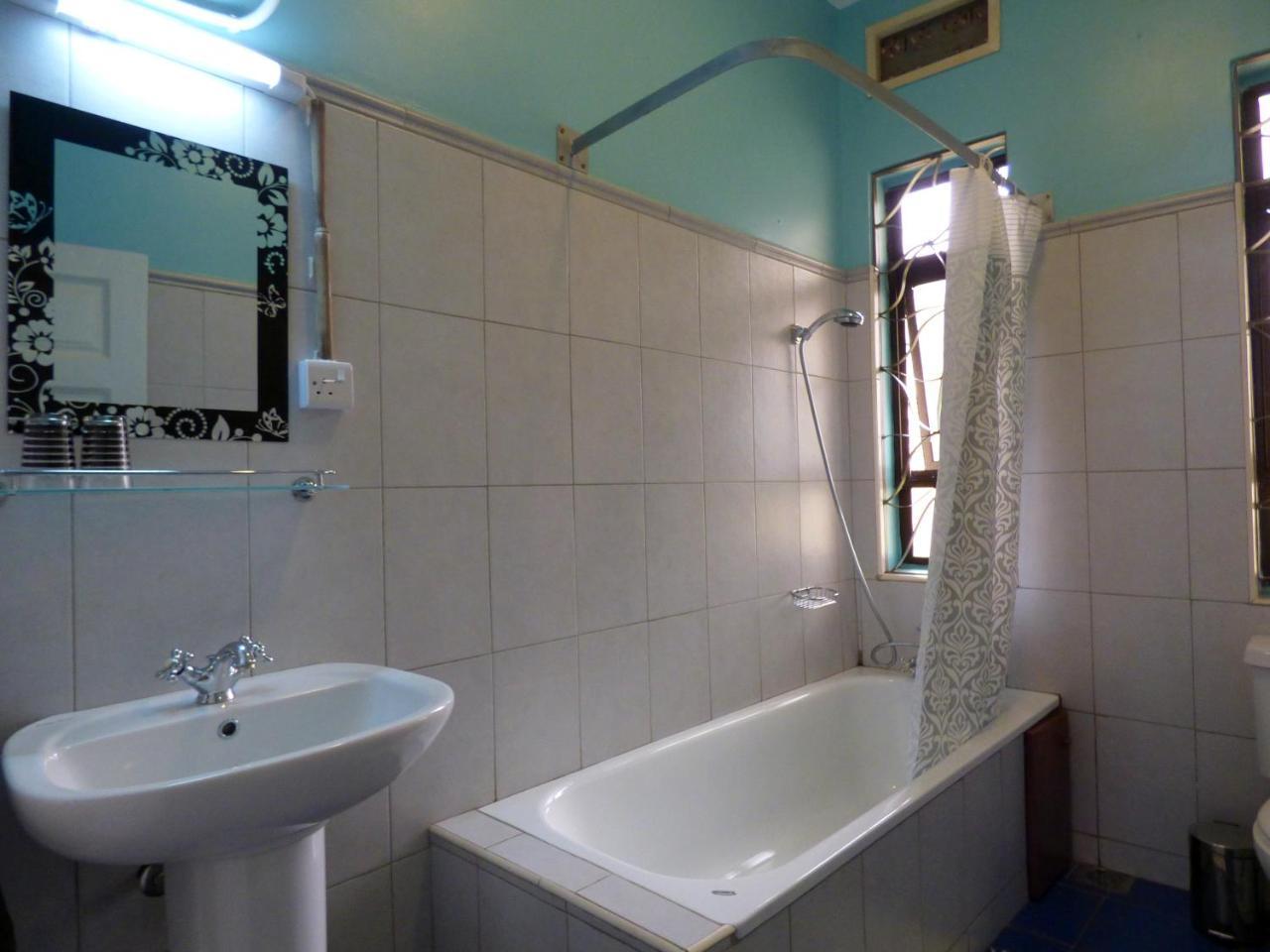 אנטבה Bluemonkey Guesthouse מראה חיצוני תמונה